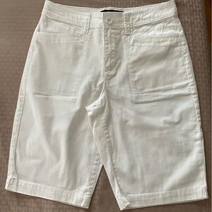 White Gloria Vanderbilt shorts size 6